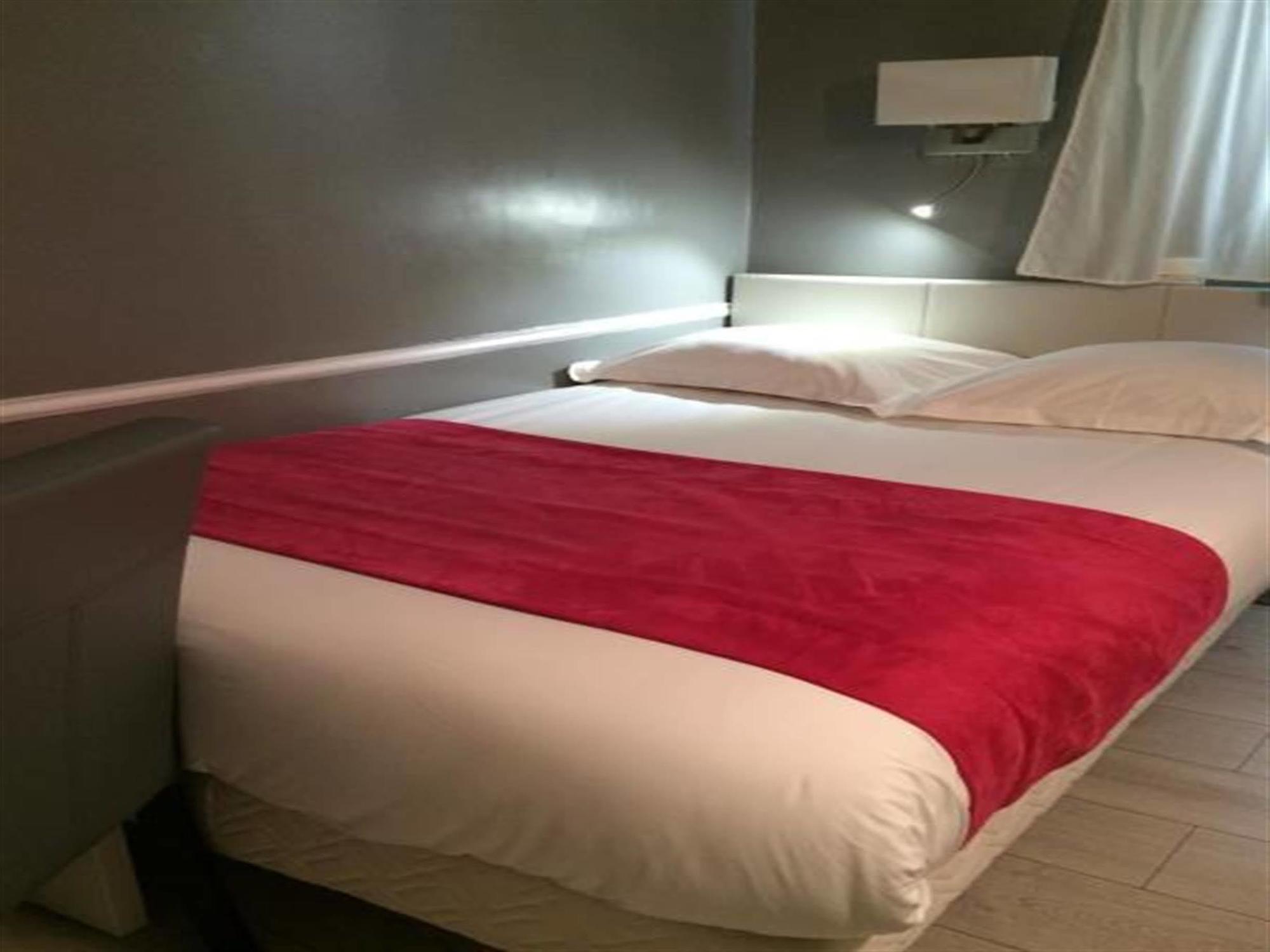 Hotel Avama Prony Париж Экстерьер фото