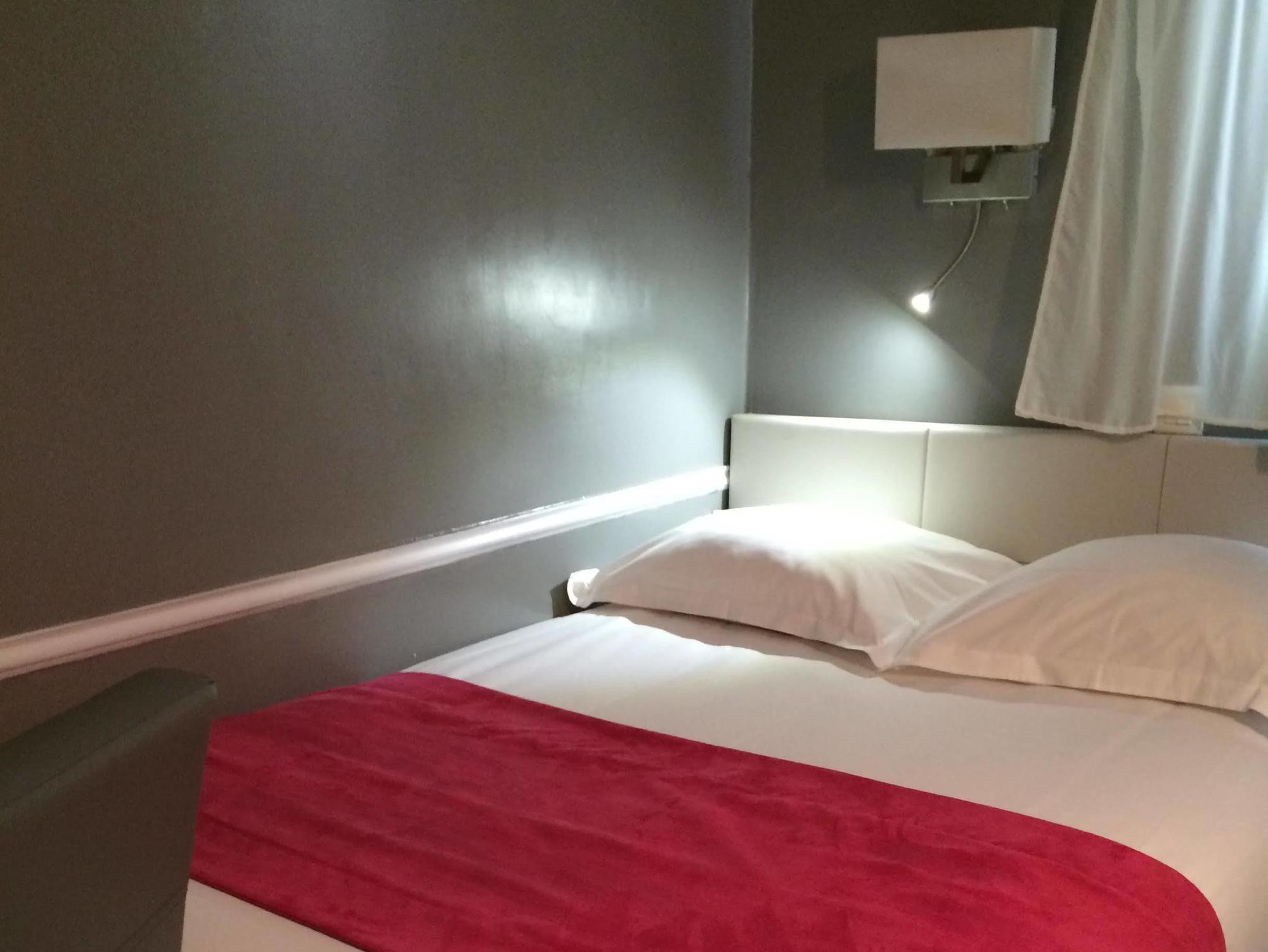Hotel Avama Prony Париж Экстерьер фото